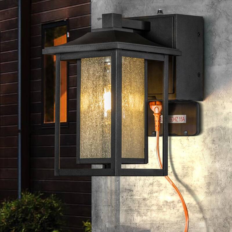 ALOA DECOR 1 Lámpara de Pared Exterior con Sensor de Anochecer a Amanecer en Negro Mate, Apliques de Vidrio Sembrado y Tomas de Corriente GFCI Incorporadas - H7087W06A