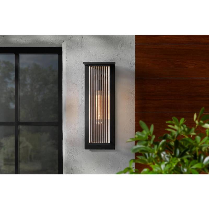 Colección de decoradores de hogar Jardine 20 pulgadas. 1 luz negra moderna para exterior con accesorio de luz de pared con vidrio acanalado transparente - RS2207026