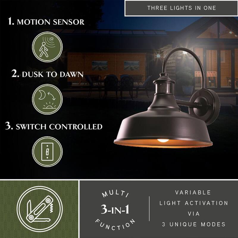 Detector de movimiento de bronce dorado VAXCEL al anochecer al amanecer Luz de pared exterior de granero de estilo granja con cielo oscuro - T0387