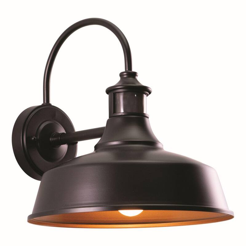 Detector de movimiento de bronce dorado VAXCEL al anochecer al amanecer Luz de pared exterior de granero de estilo granja con cielo oscuro - T0387