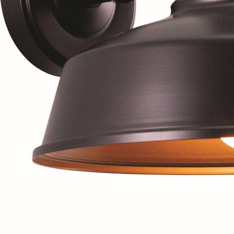 Detector de movimiento de bronce dorado VAXCEL al anochecer al amanecer Luz de pared exterior de granero de estilo granja con cielo oscuro - T0387
