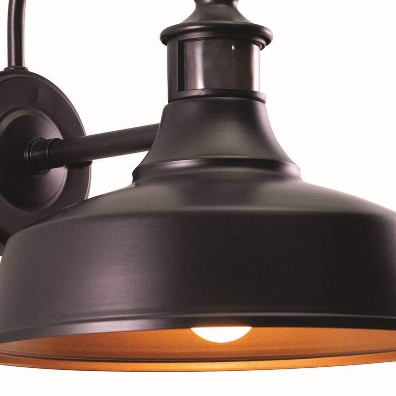 Detector de movimiento de bronce dorado VAXCEL al anochecer al amanecer Luz de pared exterior de granero de estilo granja con cielo oscuro - T0387