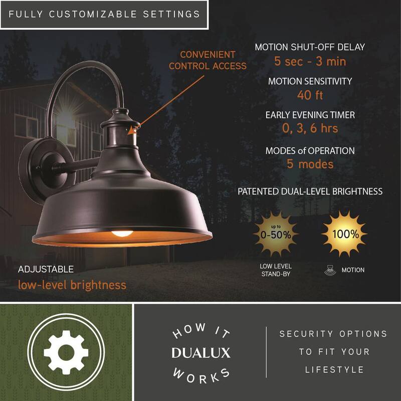 Detector de movimiento de bronce dorado VAXCEL al anochecer al amanecer Luz de pared exterior de granero de estilo granja con cielo oscuro - T0387