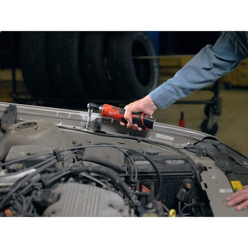 Milwaukee M12 FUEL 12V Lithium-Ion Brushless Inalámbrico 1/4 in. Kit de rectificadora de ángulo recto con M12 3/8 in. Trinquete - 2485-22-2457-20