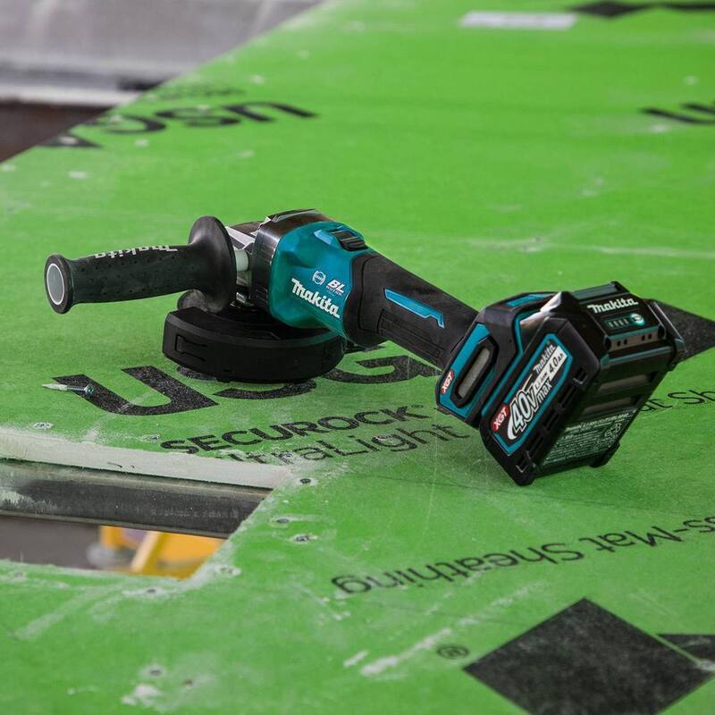 Esmeriladora angular inalámbrica sin escobillas Makita 40V Max XGT 4-1/2/5 in. con freno eléctrico (4.0Ah) - GAG01M1