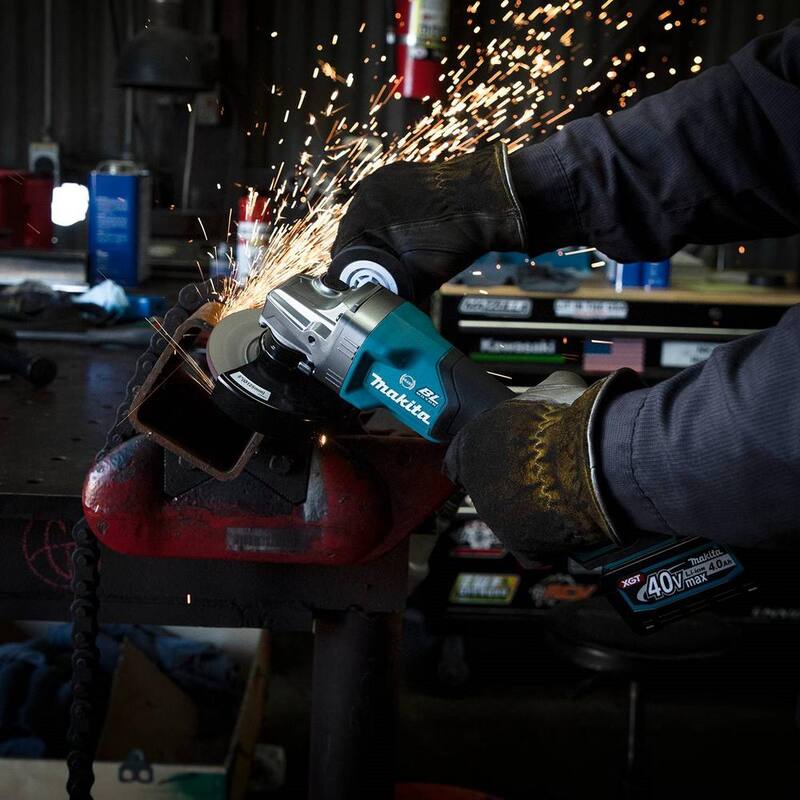 Makita 40V Max XGT Amoladora Angular Inalámbrica con Escobillas sin Carbones de 4-1/2/5 pulgadas con Interruptor de Paleta y Freno Eléctrico, Compatible con AWS (4.0Ah) - Kit GAG06M1