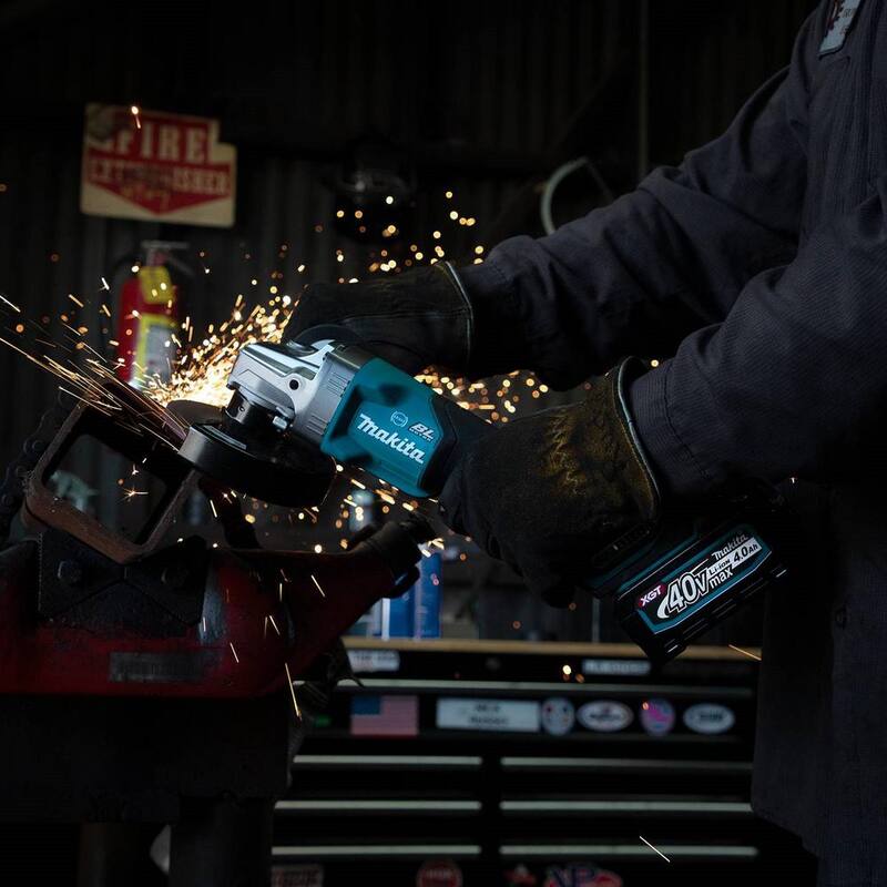Makita 40V Max XGT Amoladora Angular Inalámbrica con Escobillas sin Carbones de 4-1/2/5 pulgadas con Interruptor de Paleta y Freno Eléctrico, Compatible con AWS (4.0Ah) - Kit GAG06M1