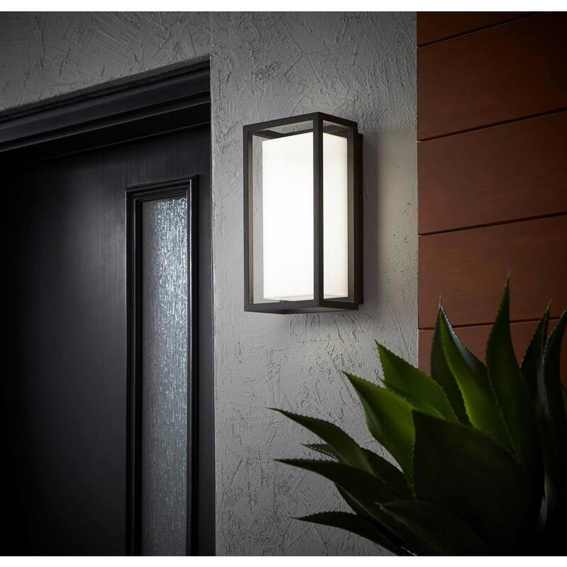Colección de Decoradores para el Hogar Abbey 14 pulgadas Linterna de Pared Exterior Moderna de 1 Luz LED en color Negro Arena con pantalla acrílica blanca (paquete de 1) - 23758