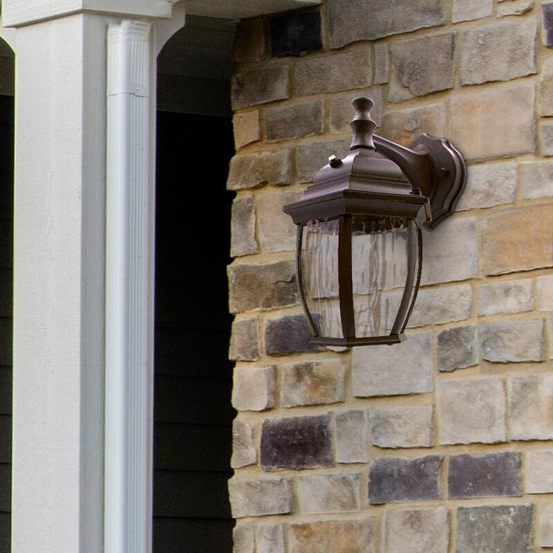 Luminaria de pared de exterior Maxxima de 1 luz en bronce envejecido con sensor de anochecer al amanecer - MEL-6150BW