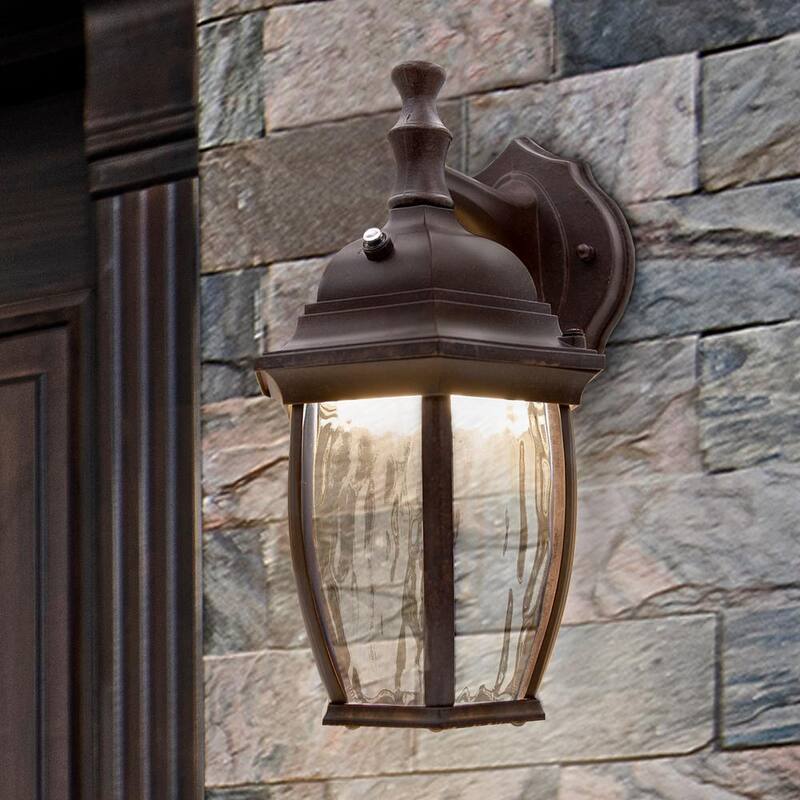 Luminaria de pared de exterior Maxxima de 1 luz en bronce envejecido con sensor de anochecer al amanecer - MEL-6150BW