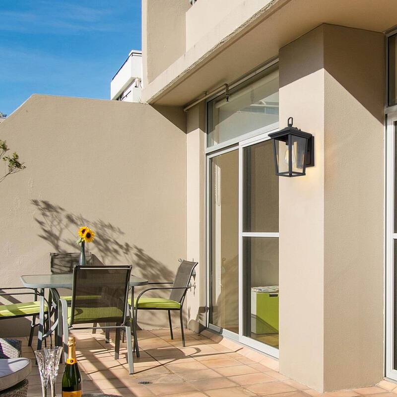 Lámpara de pared exterior de un foco en negro mate LNC Modern Coastal con vidrio claro para patio o entrada - A03278S