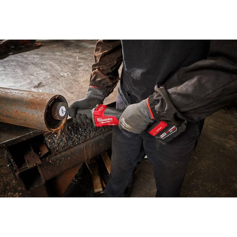 Esmeriladora compacta inalámbrica Milwaukee M18 FUEL con batería de ion de litio de 18V y 2 3 pulgadas con interruptor de paleta de velocidad variable sin escobillas - 2984-20-48-11-1865 con batería de alta capacidad de 6.0Ah.