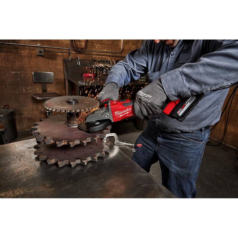 Rectificadora de freno de cabeza plana Milwaukee M18 FUEL de 18V de iones de litio sin escobillas inalámbrica con interruptor deslizante y bloqueo con batería de 6.0 Ah - 2887-20-48-11-1865