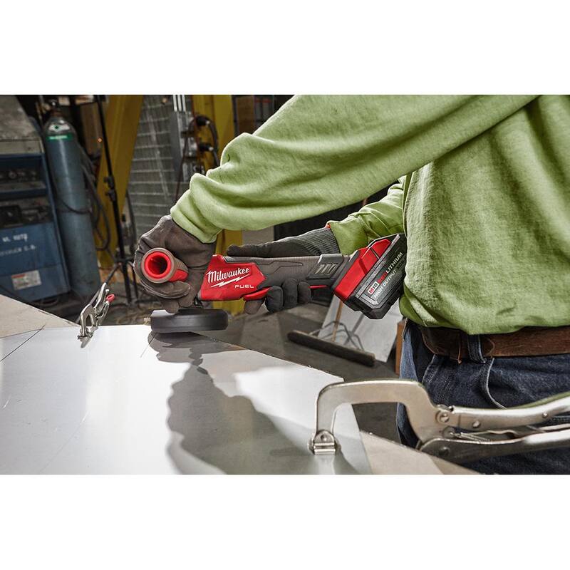 Milwaukee M18 FUEL 18-Volt Lithium-Ion Brushless Cordless 4-1/2 pulgadas/5 pulgadas Amoladora con velocidad variable con batería de 8.0 Ah y cargador - 2888-20-48-59-1880