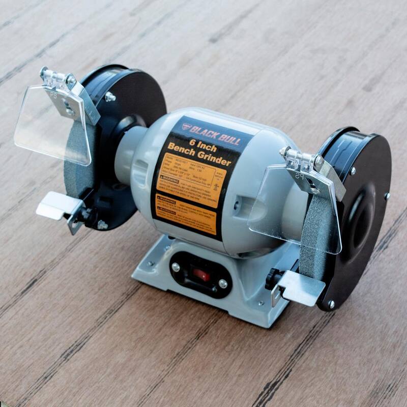 Esmeriladora de banco de uso rudo BLACK BULL de 120 voltios y 6 pulgadas - 800319