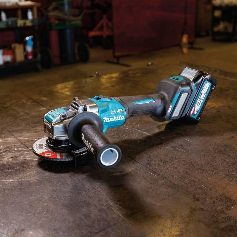 Esmeriladora angular inalámbrica sin escobillas Makita 40V max XGT de 5 pulgadas con sistema X-LOCK, freno eléctrico, compatible con AWS (4.0Ah) - GAG11M1.