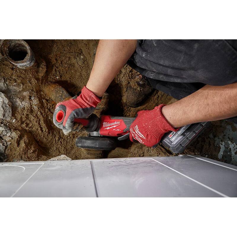 Milwaukee M18 FUEL 18V Lithium-Ion Inalámbrico sin escobillas Amoladora 4-1/2/5 pulgadas, Kit con interruptor de paleta, Llave de impacto de 1/2 pulgadas con 2 baterías - 2880-22-2855-20.
