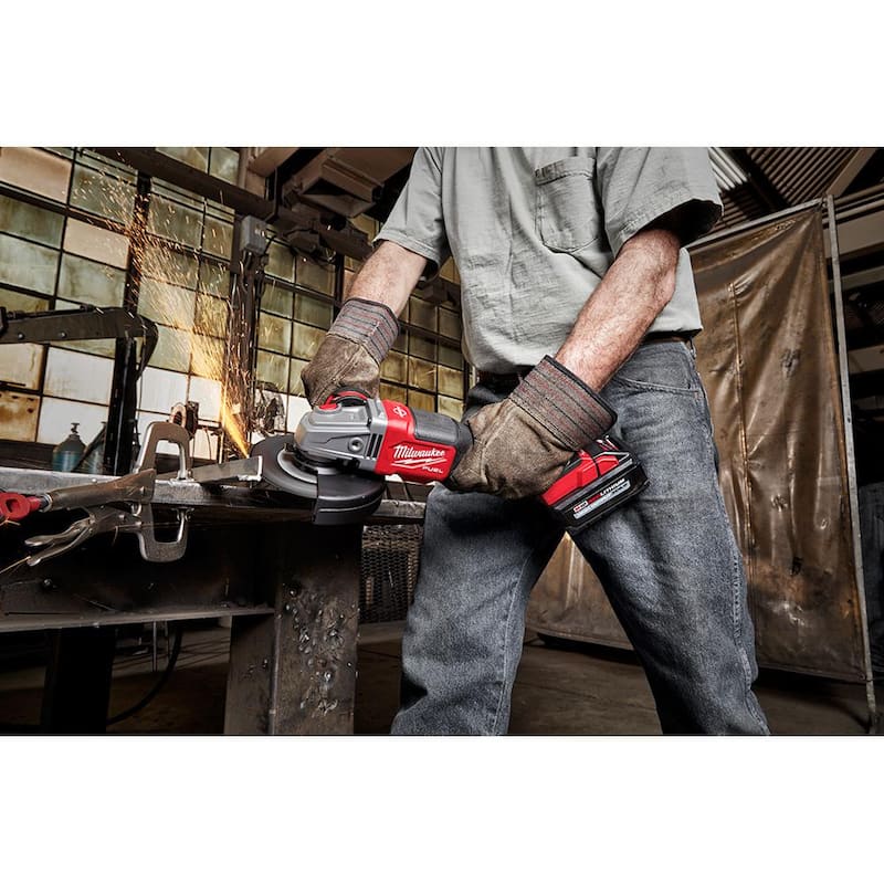 Milwaukee M18 FUEL 18V Lithium-Ion Sin escobillas inalámbrico 4-1/2 in./6 in. Amoladora con interruptor de paleta Kit con taladro martillo FUEL de 1/2 in. - 2980-22-2904-20