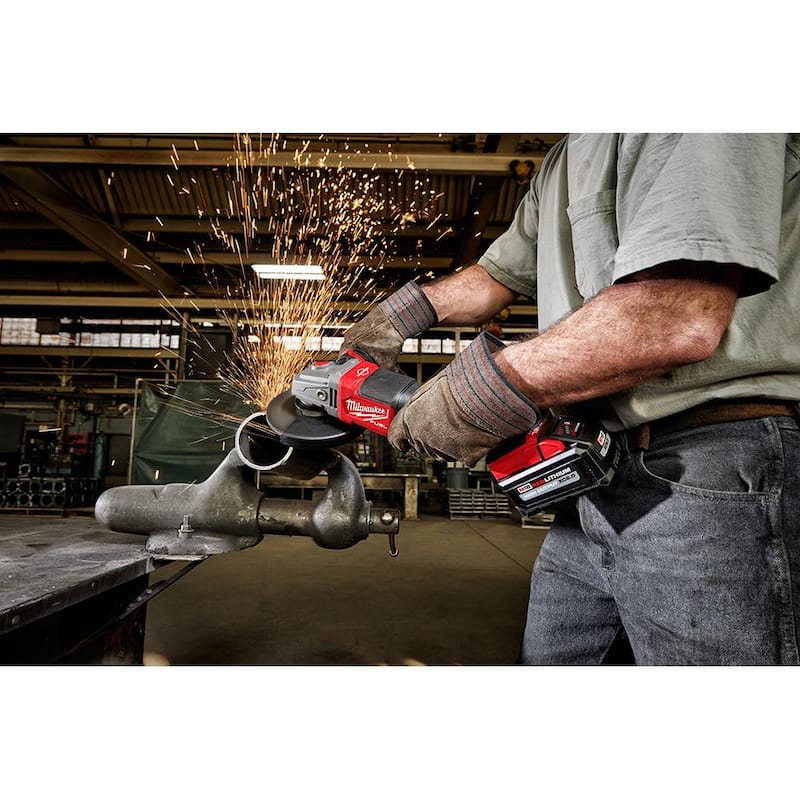Milwaukee M18 FUEL 18V Lithium-Ion Sin escobillas inalámbrico 4-1/2 in./6 in. Amoladora con interruptor de paleta Kit con taladro martillo FUEL de 1/2 in. - 2980-22-2904-20