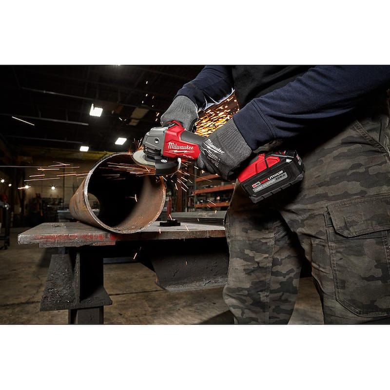 Rectificadora inalámbrica Brushless de 18V con batería de iones de litio Milwaukee M18 FUEL de 4-1/2 in./5 in., Kit con interruptor de paleta y taladro percutor FUEL de 1/2 in. - 2880-22-2904-20