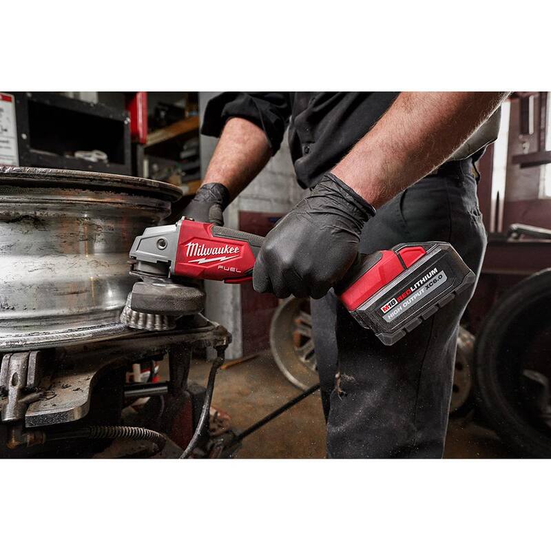 Amoladora inalámbrica Milwaukee M18 FUEL de 18 voltios con batería de iones de litio, sin escobillas, de 4-1/2 in./5 in. con velocidad variable y interruptor de paleta (2 piezas) - 2888-20-2888-20