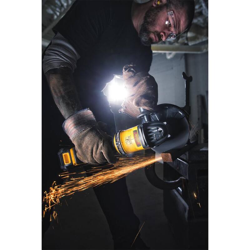 DEWALT 20V MAX XR Esmeriladora Angular Pequeña Inalámbrica sin Escobillas de 4-1/2 pulgadas con Interruptor de Paleta, Batería de 20V 3.0Ah y Cargador - DCG413BW230C