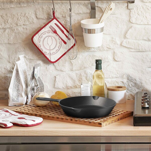 Commercial Chef 10.25'' Preseasoned Cast Iron Skillet, Cast Iron Pan with Dual Pour Spouts - CHFS1025