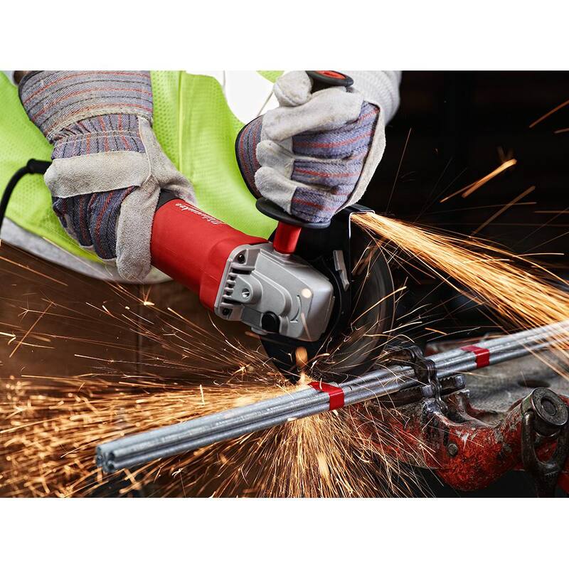 Amoladora angular pequeña Milwaukee con interruptor deslizante de bloqueo de encendido de 7 amperes y cable de 4-1/2 pulgadas - 6130-33