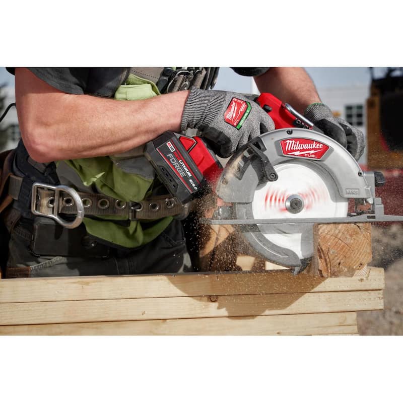 Amoladora inalámbrica Milwaukee M18 Fuel 18V de 4-1/2"/5" con interruptor de paleta y batería FORGE 6.0Ah - 2880-21F.