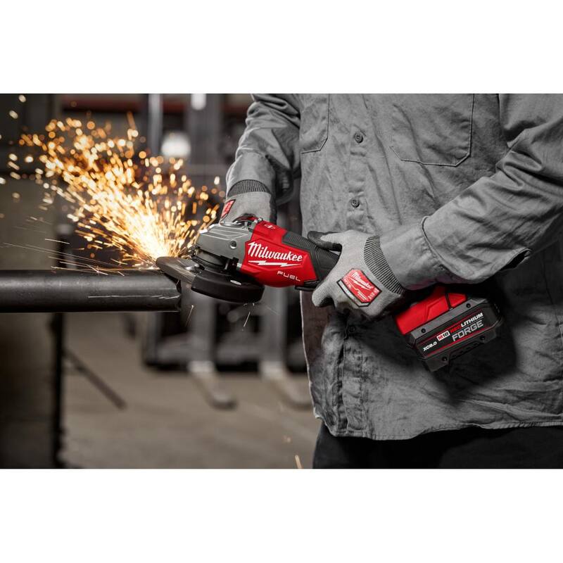 Esmeriladora inalámbrica Milwaukee M18 FUEL 18-Volt Lithium-Ion sin escobillas de 4-1/2 pulgadas/6 pulgadas con interruptor de paleta (Herramienta solamente) - 3670-20.