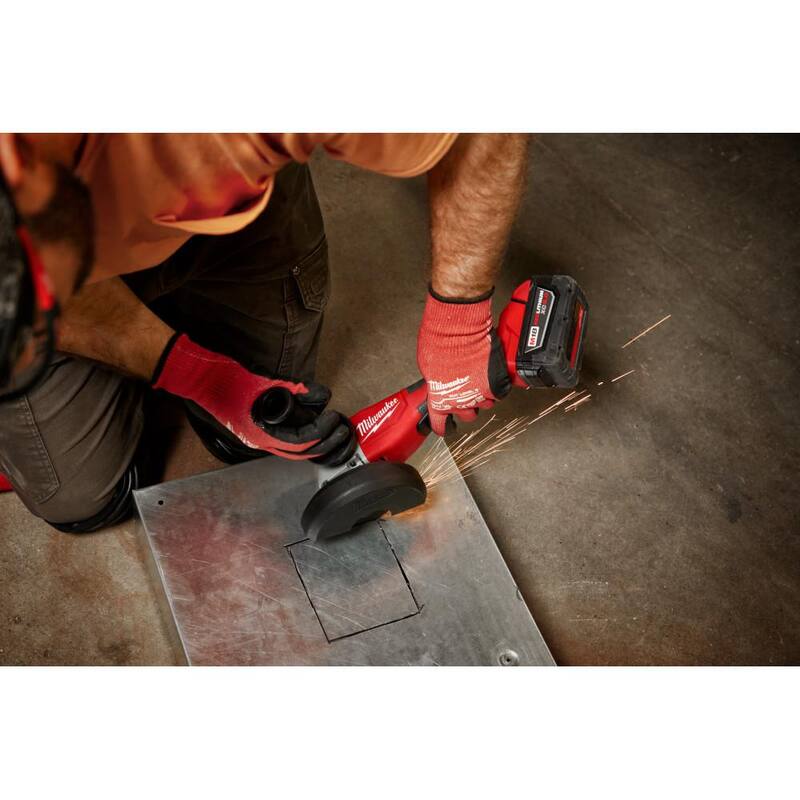 Amoladora inalámbrica Milwaukee M18 18-Volt Lithium-Ion Brushless de 4-1/2 in./5 in. con interruptor de paleta y Kit de inicio de 5.0Ah - 2686-20-48-59-1850