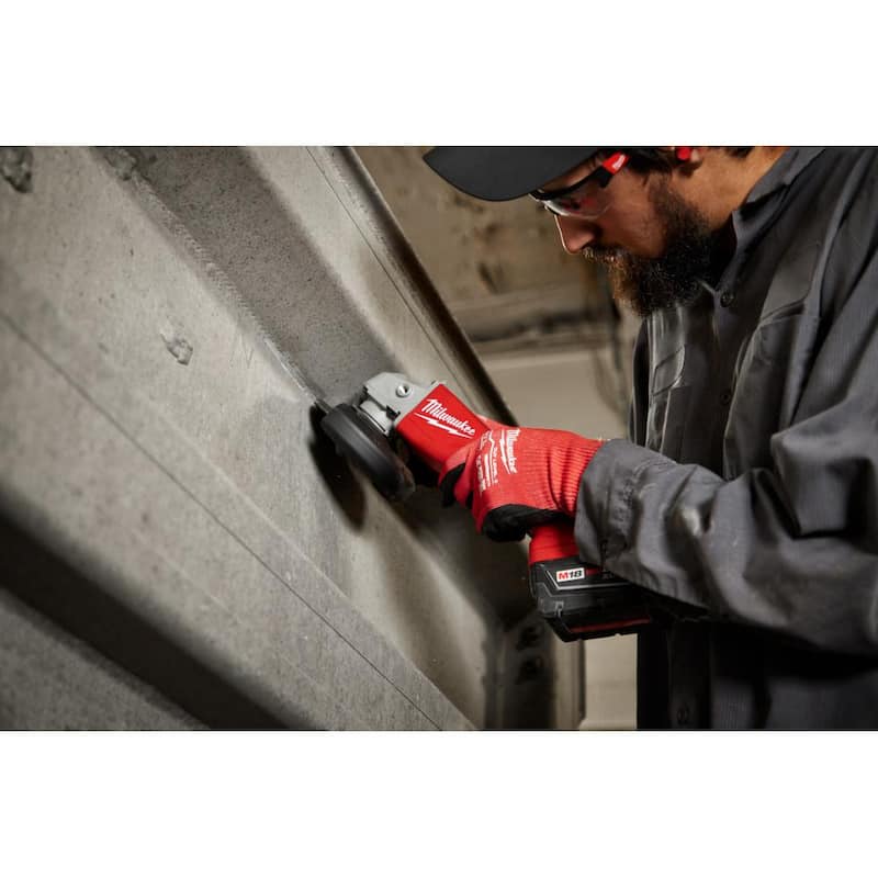 Amoladora inalámbrica Milwaukee M18 18-Volt Lithium-Ion Brushless de 4-1/2 in./5 in. con interruptor de paleta y Kit de inicio de 5.0Ah - 2686-20-48-59-1850