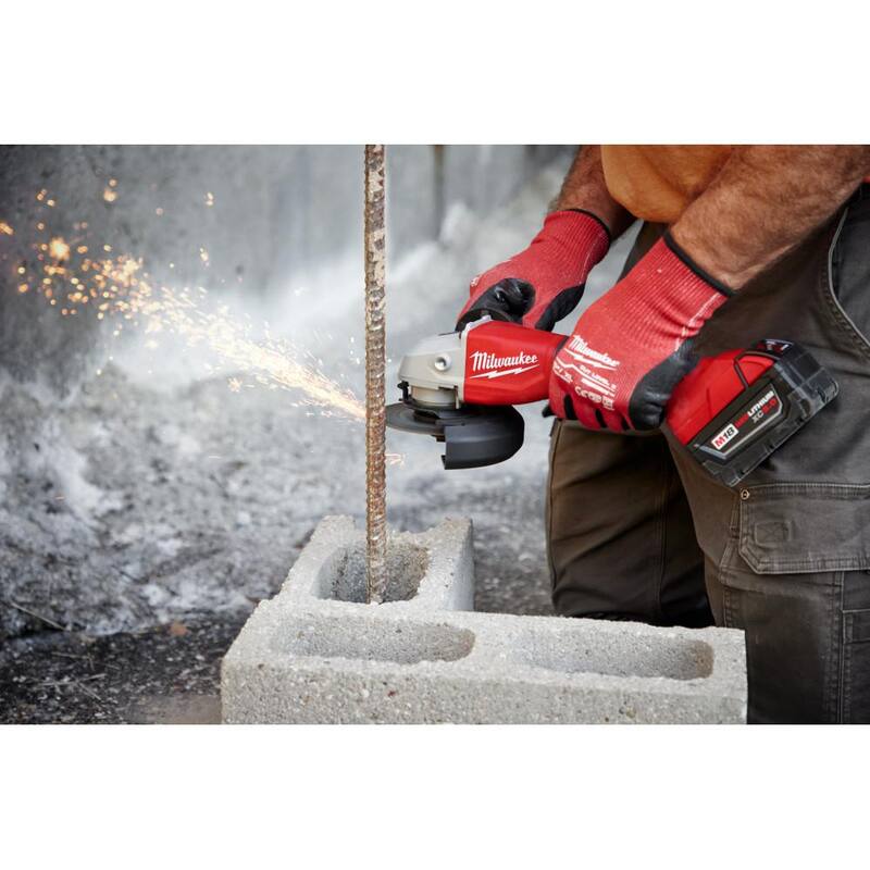 Amoladora inalámbrica Milwaukee M18 18-Volt Lithium-Ion Brushless de 4-1/2 in./5 in. con interruptor de paleta y Kit de inicio de 5.0Ah - 2686-20-48-59-1850