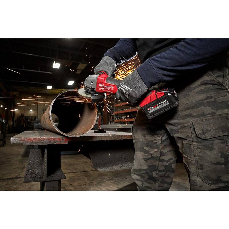 Milwaukee M18 FUEL 18V Lithium-Ion Inalámbrico sin escobillas 4-1/2 in./5 in. Amoladora, Kit con interruptor de paleta y dos baterías de 6.0 Ah - 2880-22