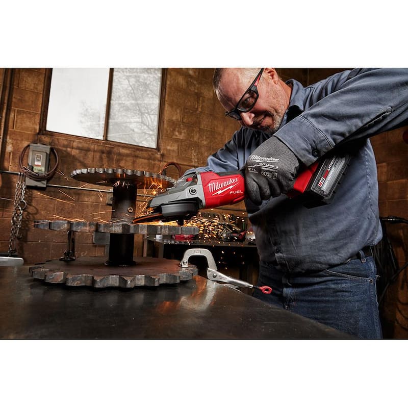 Esmeriladora sin escobillas inalámbrica de 18V Milwaukee M18 FUEL de 5 pulgadas con freno de cabeza plana y interruptor de paleta sin bloqueo (solo la herramienta) - 2886-20
