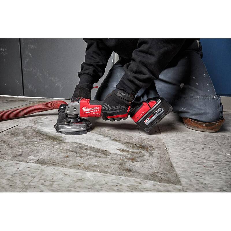 Kit de amoladora sin escobillas Milwaukee M18 FUEL de 18V con batería de iones de litio de 4-1/2 in./5 in. con interruptor de paleta y (2) baterías de 6.0 - 2882-22