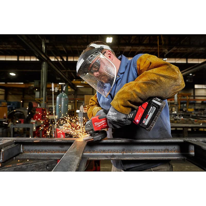Kit de amoladora sin escobillas Milwaukee M18 FUEL de 18V con batería de iones de litio de 4-1/2 in./5 in. con interruptor de paleta y (2) baterías de 6.0 - 2882-22