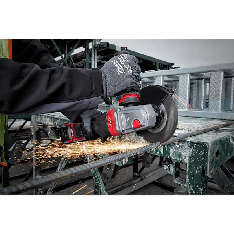 Amoladora inalámbrica Milwaukee M18 FUEL 18V de iones de litio sin escobillas 4-1/2 in./6 in. con interruptor de paleta, kit y dos baterías de 6.0 Ah - 2980-22