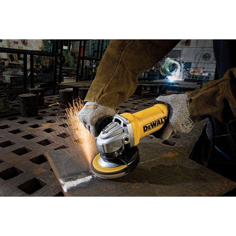 Esmeriladora angular pequeña de 4.5 pulgadas con cable DEWALT de 120V y 11 amperes - DWE402