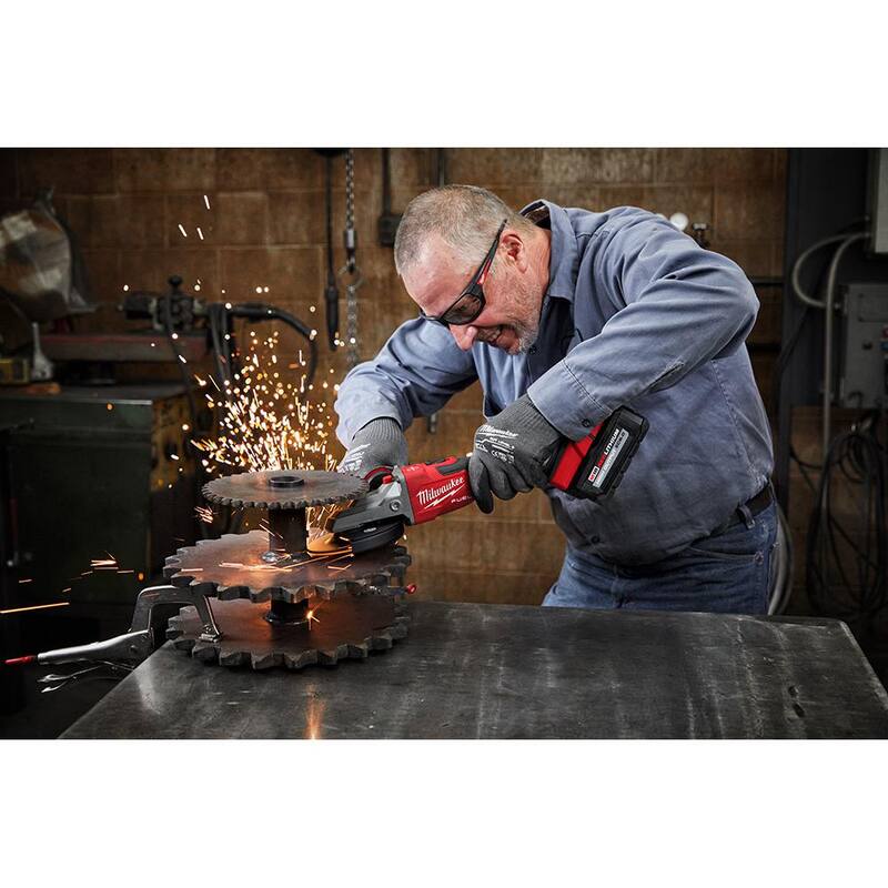 Amoladora inalámbrica Milwaukee M18 FUEL de 18V con batería de iones de litio de 5 pulgadas y freno de cabeza plana Brushless con salida alta XC de 8.0 Ah - 2887-20-48-11-1880.
