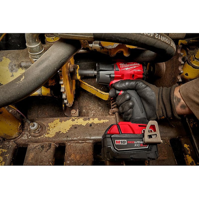 Llave de impacto sin cable de medio torque Milwaukee M18 FUEL Gen-2 de 18V de ion de litio con motor sin escobillas de 1/2 pulg. con (2) baterías de 6.0Ah y cargador - 2962-20-48-59-1862S
