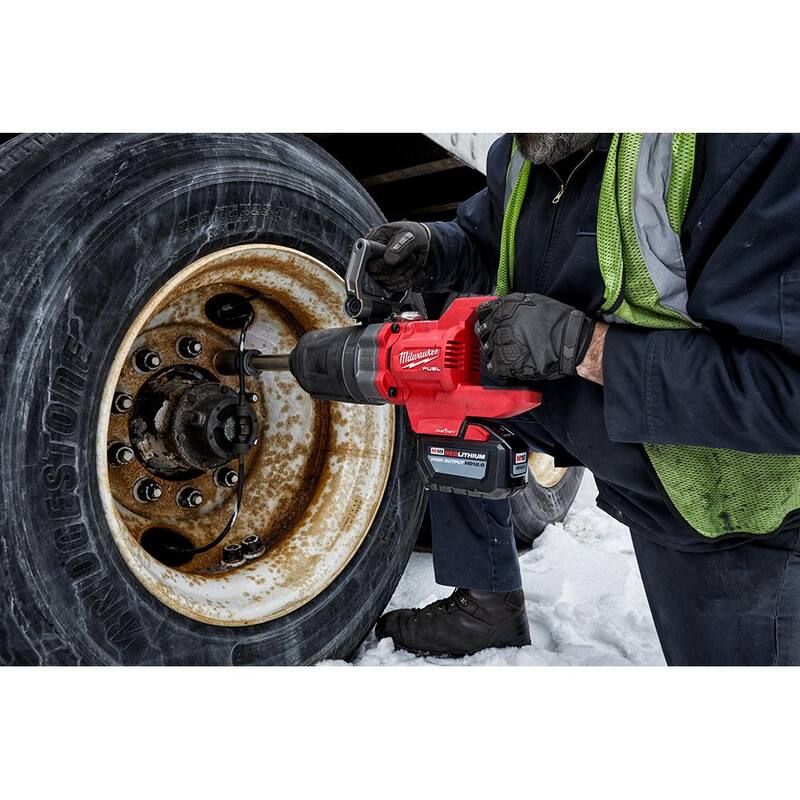 Milwaukee M18 FUEL Llave de Impacto Inalámbrica sin Escobillas de Iones de Litio de 18V de 1 pulgada con Mango en D Extendido y Kit de Dos Baterías de 12.0 Ah - 2869-22HD