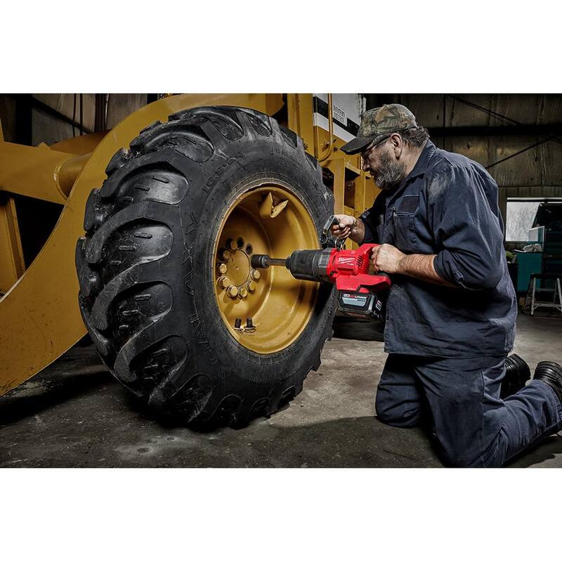 Milwaukee M18 FUEL Llave de Impacto Inalámbrica sin Escobillas de Iones de Litio de 18V de 1 pulgada con Mango en D Extendido y Kit de Dos Baterías de 12.0 Ah - 2869-22HD