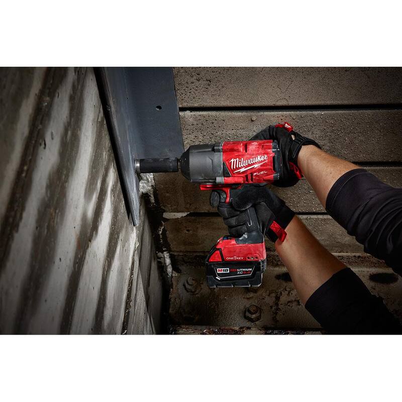 Llave de impacto Milwaukee M18 FUEL ONE-KEY de 18V de iones de litio sin escobillas inalámbrica de 3/4 pulgadas con anillo de fricción y batería resistente de 5.0 ah - 2864-20-48-11-1850R