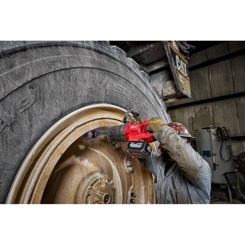 Llave de impacto inalámbrica sin escobillas Milwaukee M18 FUEL de 18V de iones de litio de 1 pulgada con mango en D extendido (solo herramienta) - 2869-20.