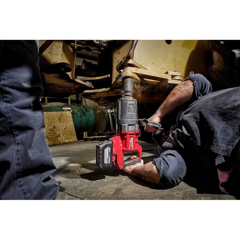 Llave de impacto inalámbrica Milwaukee M18 FUEL de 18 V con motor sin escobillas y batería de iones de litio de 1 pulgada con empuñadura en forma de D, kit con dos baterías de 12.0 Ah - 2868-22HD