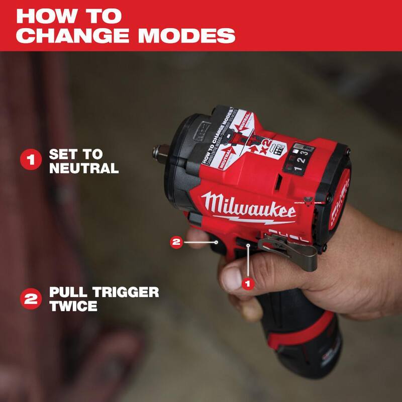 Milwaukee M12 FUEL 12V Li-Ion Brushless Cordless Stubby Kit de Llave de Impacto 3/8 in. con batería de salida alta de 5.0 Ah - 2562-21