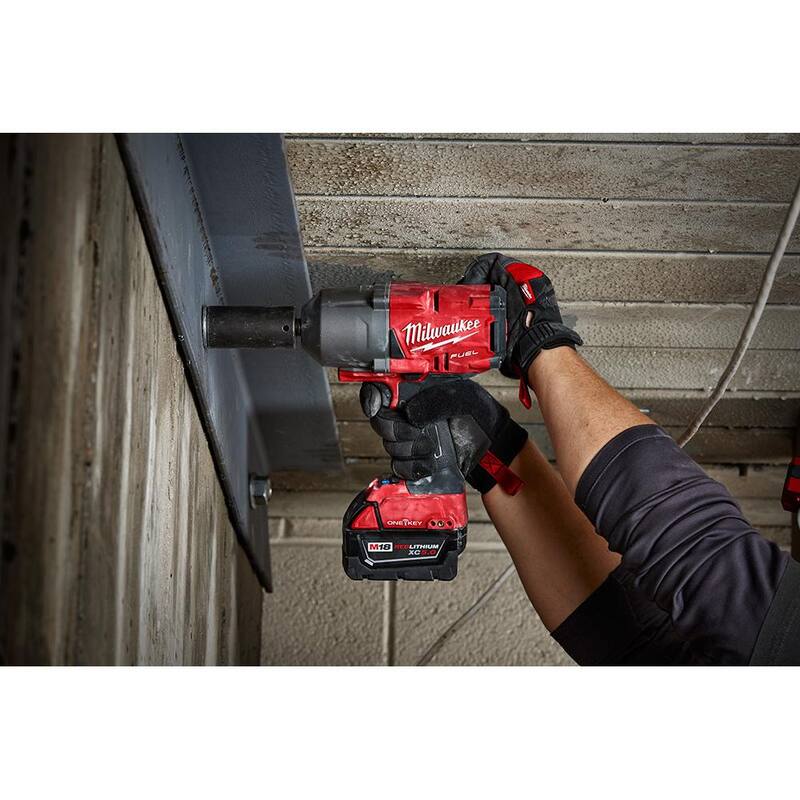Llave de impacto inalámbrica Milwaukee M18 FUEL ONE-KEY de 18V de iones de litio sin escobillas de 1/2 pulgadas de alto torque con anillo de fricción, baterías resistentes - 2863-22R