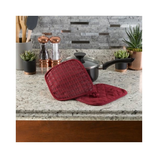 Hastings Home Pot Holder Set With Silicone Grip, Quilted And Heat Resistant (Set of 2) By Hastings Home (Burgundy) - 312756QPS