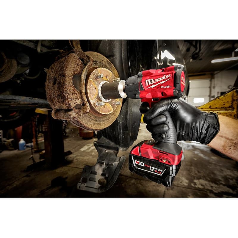 Llave de impacto inalámbrica sin escobillas Milwaukee M18 FUEL GEN-2 de 18V de litio-ion de medio torque de 3/8 y 1/2 pulgadas (2 herramientas) - 2960-20-2962-20.